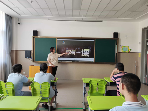 9-1我們?cè)谡J(rèn)真觀(guān)看開(kāi)學(xué)第一課.jpg