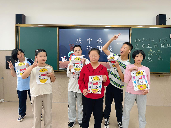 進行《慶中秋，迎國慶》繪畫作品制作.png