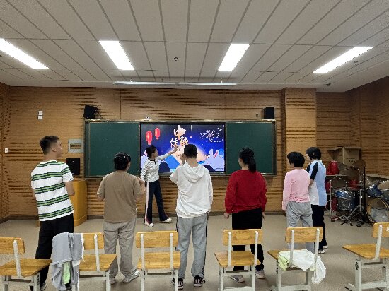 學(xué)習(xí)演唱歌曲《中秋月兒圓》.JPG